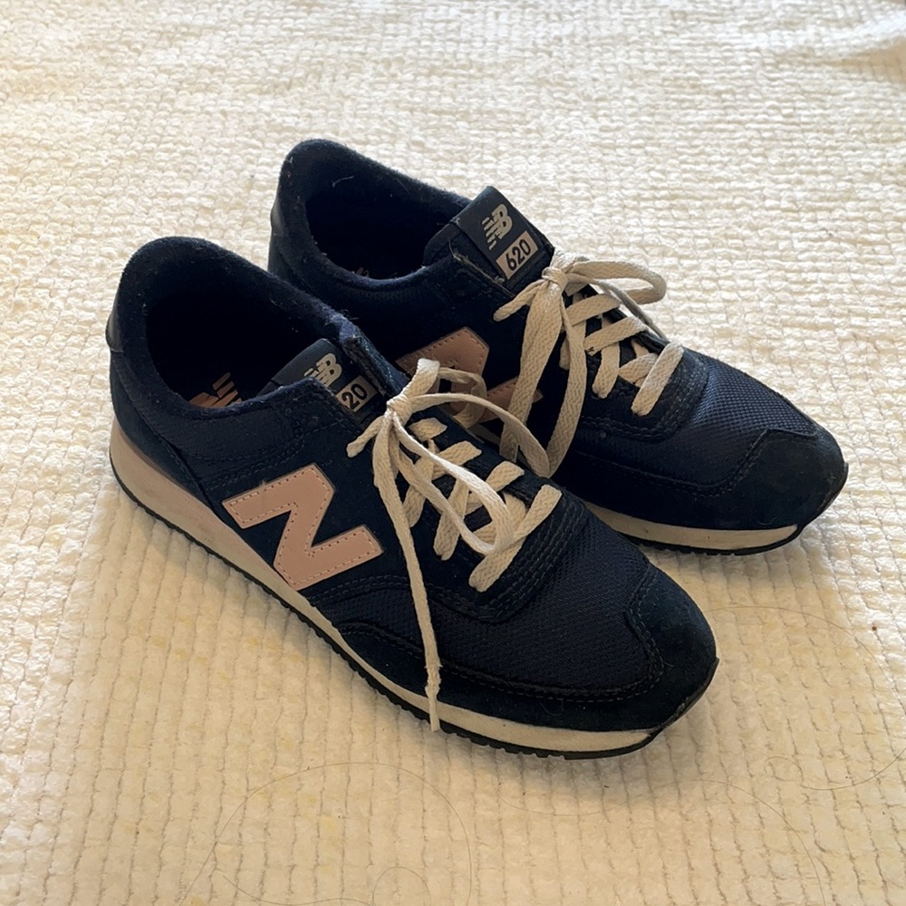 Classic Dark Blue and pink logo New Balance women shoes in perfect conditions.